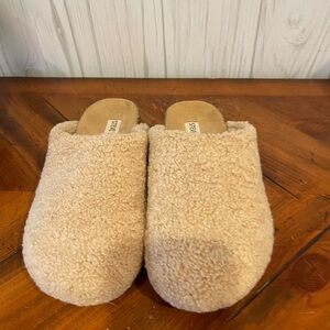 Steve Madden Sherpa Clogs like new Sz 7